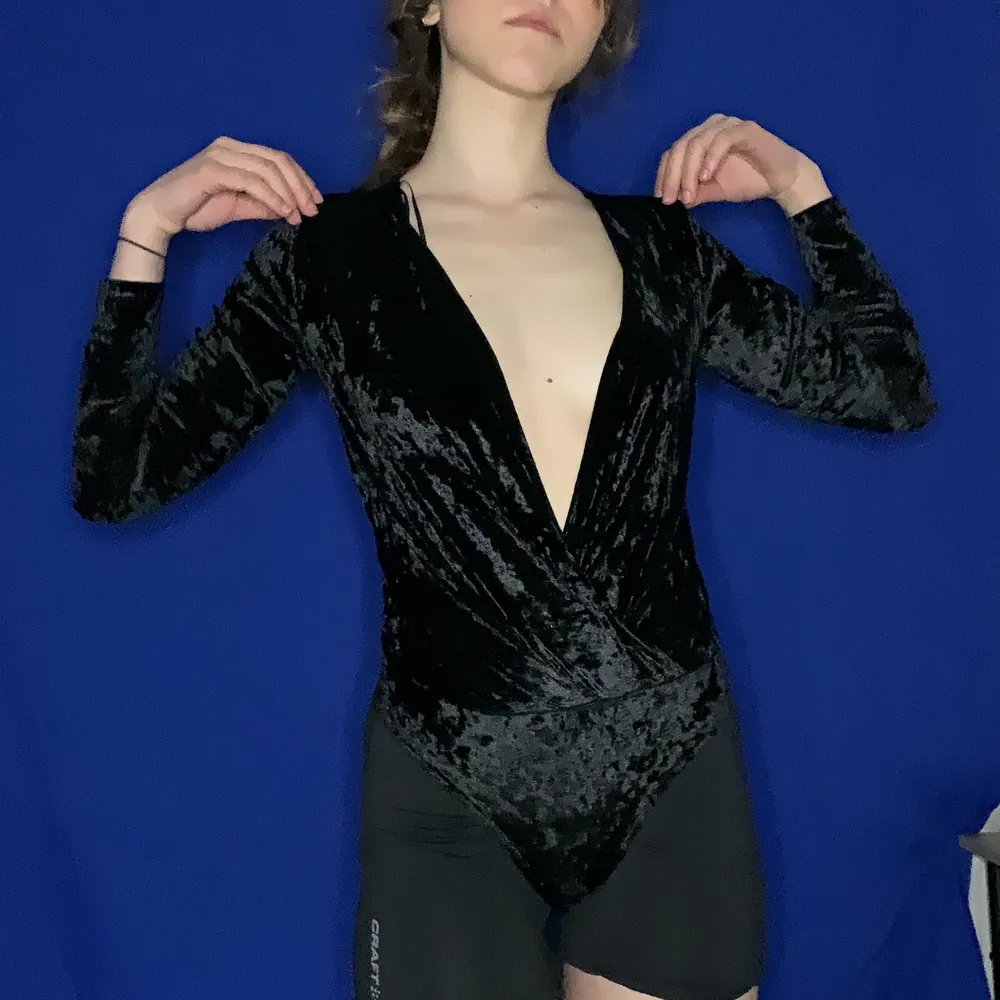 Bodysuit from ginatricot in XS. velvet material, perfect for a night out 🥰 bought for 300 but send in your offers!!:). Toppar.