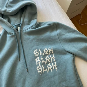 Blå hoodie - Fin ljus blå hoodie som knappt är använd. Köpte den på carlings för 400kr. Hör av dig om du har mer frågor💕