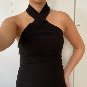 Svart fodralklänning open back - Snygg, formgivande klänning med halsdetalj och öppen rygg, klänningens längd är 63cm från armhålan och neråt, går en bit över knäna på mig (är 157cm), strl S, men passar nog XS också! Från Gina 