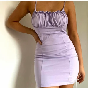 Klänning - ⚡️Lägger ut igen då vinnaren inte ville ha klänningen⚡️ Supersnygg lila klänning från Shein, stretchig i materialet och skulle säga att den passar xs-s, använd ett fåtal gånger. BUDA ENDAST OM DU VILL KÖPA KLÄNNINGEN❗️❗️