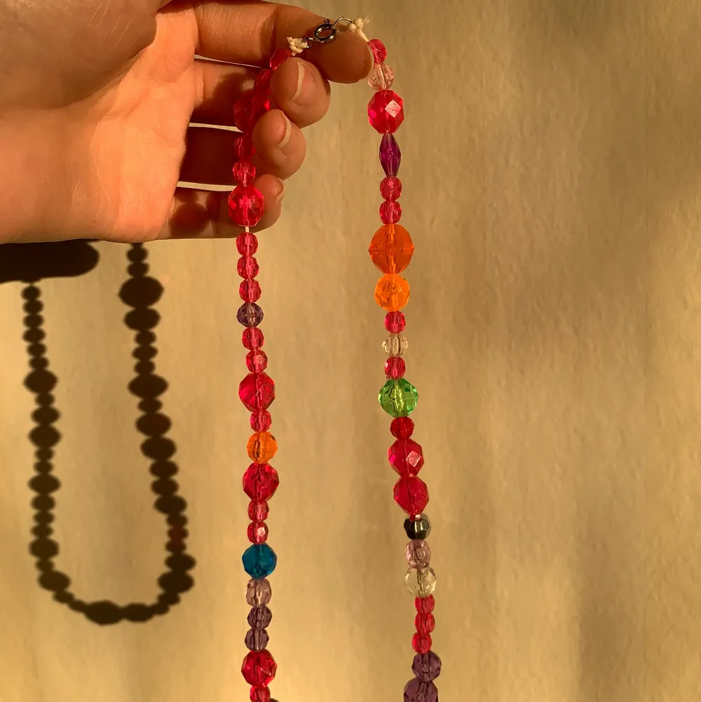 Handgjort halsband med pärlor som påminner om discokulor:) Ca 43 cm. . Accessoarer.