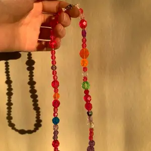 Handgjort halsband med pärlor som påminner om discokulor:) Ca 43 cm. 