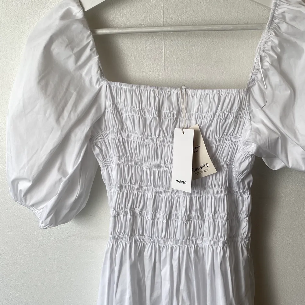Finaste klänningen, perfekt till student❤️ helt oanvänd, köpt för 500 säljer för 200💘💓. Klänningar.
