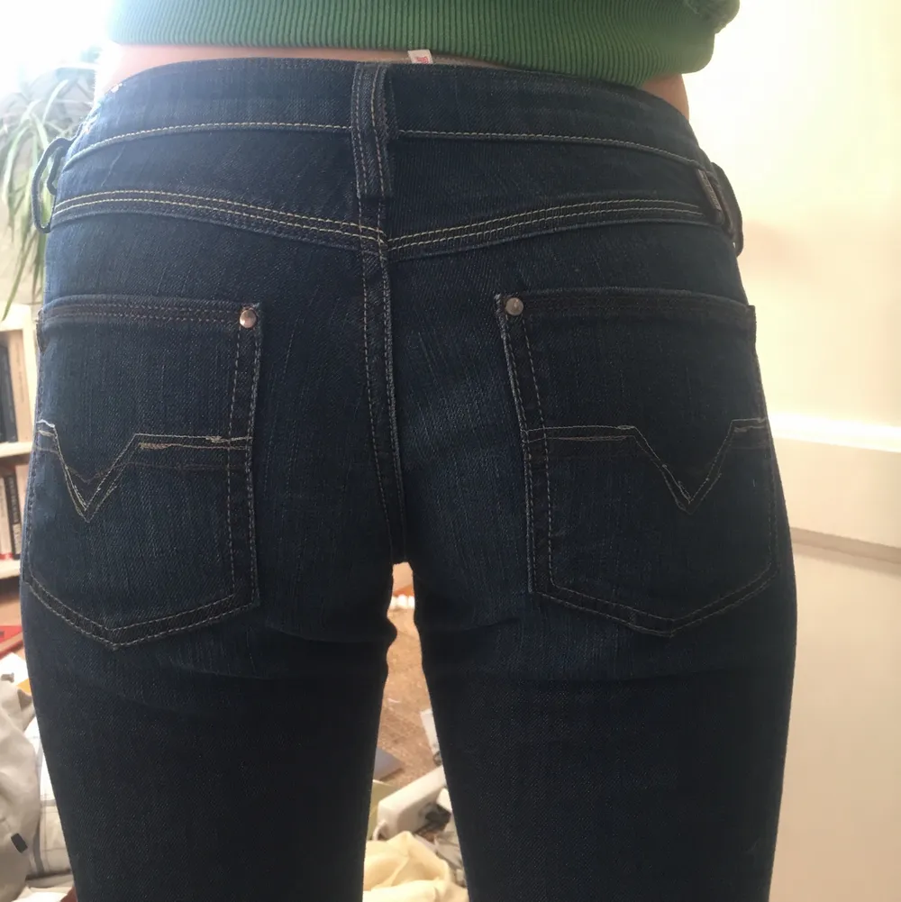 Raka vintage jeans från märket Disel i ett väldigt fint skick och med läder detalj på fickan. Säljer då det är för långa för mig som är 1.60 cm. Kan skicka fler bilder med passform L32. Jeans & Byxor.