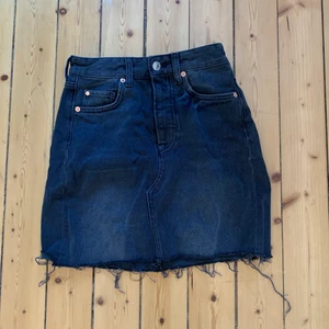 Kjol - Säljer en snygg kjol i st 34 passar även 36. Säljer för 100kr + 60kr frakt 🥰