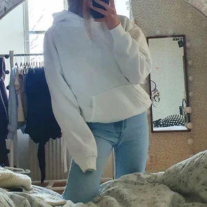 Bikbok hoodie strl xs-m - Oanvänd hoodie från BikBok. Storlek XS men väldigt stor i storleken. Tjockt, jätteskönt tyg. Helt oanvänd pga trivs inte riktigt i så stora kläder. Jag är vanligtvis xs och den är aningen större än den ser ut att vara på bilderna. 200 kr + ca 60 kr frakt <3