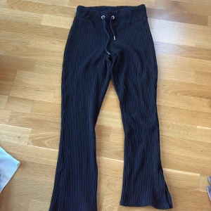 Mjukisbyxor  - Mjukisbyxor ribbade med slits längst ner🖤bra skick 