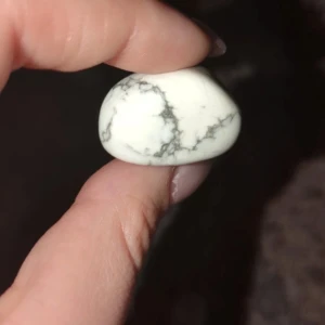 Howlit - En vacker vit sten med gråa ådringar, perfekt som dekoration eller för samling. Stenen har en slät yta och en naturlig form som gör den unik.