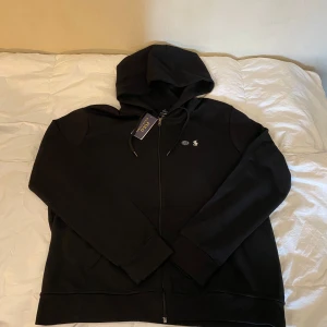 Ralph Lauren Zip Hoodie | (Helt Ny!) - ‼️Svart Zip Hoodie från Ralph Lauren i strl L‼️    Märke: Polo Ralph Lauren🏷️    Storlek: L 📏    Passform: Normal 📌    Skick: ⭐️10/10, helt oanvänd⭐️    Fraktar: Inom 1 dag 📦