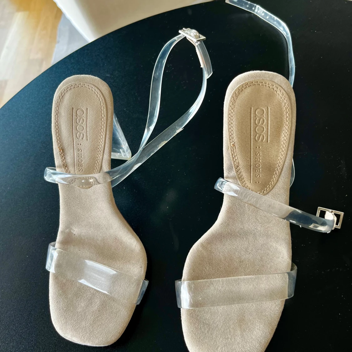 Transparenta klackskor med remmar - 4
