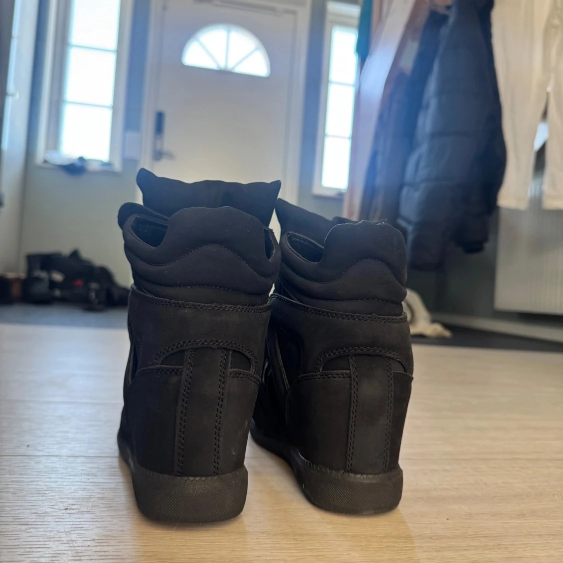 Svarta sneakers med kilklack - 91