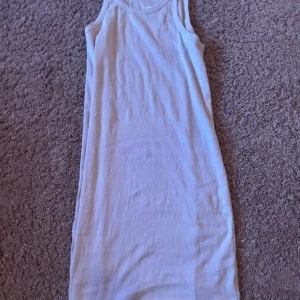 Vit ärmlös klänning - Fin och skön klänning går att ha överallt 