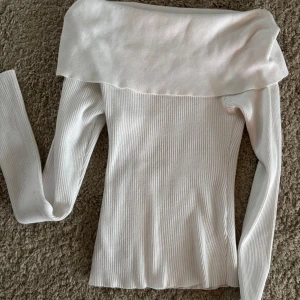 Vit ribbad offshoulder tröja - Fin off off shoulder tröja från Bikbok som tyvärr inte går att köpa längre. Använd ett  fåtal gånger men i ett fint skick! 💞