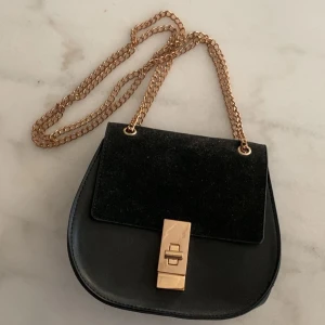 Svart axelväska med guldkedja - Jättefin axelväska med guldkedjor, typ oanvänd utan några defekter💗