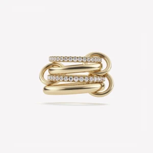 IVYSTHLM GOLD PLATED SPINELLI RING - (OBS! Inte begagnad! Finns även att beställa via vår hemsida www.ivysthlm.se) IVYSTHLM GOLD PLATED SPINELLI RING – En tidlös och elegant ring som lyfter varje outfit, oavsett om det är vardag eller fest. Tillverkad i slitstark mässing med guldplätering – rostar inte, tappar inte färg och håller sig lika snygg över tid. Justerbar i storleken