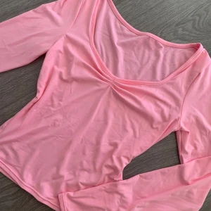 rosa tröja - i storlek S, är helt ny aldrig använt då det inte va min stil. 