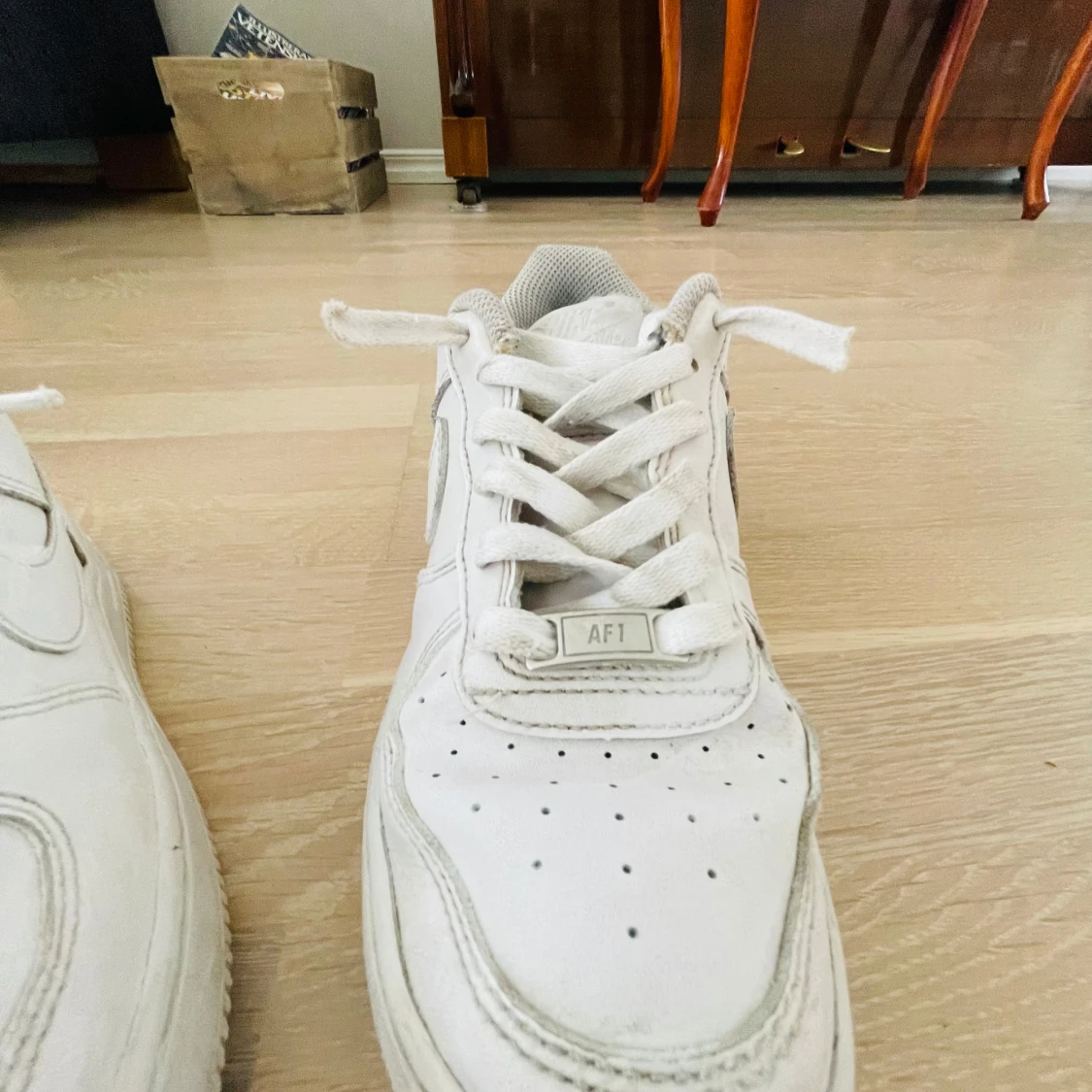 Vita Nike Air Force sneakers i bra skick  - 2