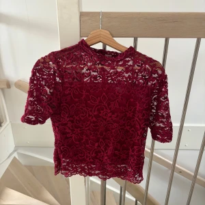 Röd spets tröja - Röd tröja med spets! Är från H&M men såldes för flera år sedan. Storlek M men passar snarare som en S