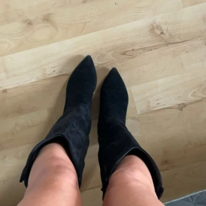Svarta mocka boots - Snygga svarta boots i mocka med spetsig tå och klack. Klacken är 4 cm och köpte på Plick men var tyvärr förstora för mig 🥰
