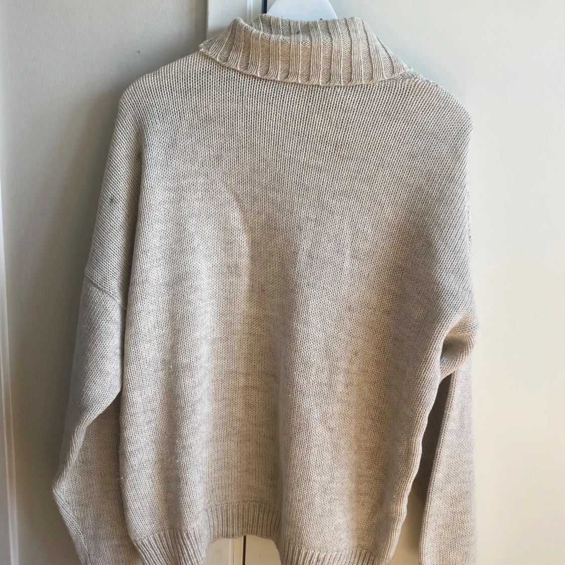 Beige stickad polotröja - 1