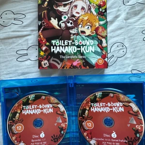 Toilet-Bound Hanako-kun: The Complete Series - Säljer säsong 1 av 'Toilet-Bound Hanako-kun' på DVD/Blu-ray. Boxen innehåller två skivor med episoderna 1-12 samt specialfunktioner.