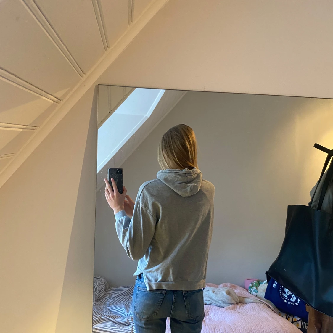 Grå hoodie med Voilà-tryck - 3