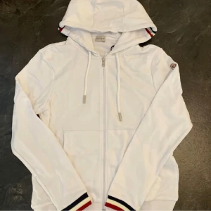  Moncler kofta  - Hej säljer nu min Moncler kofta eftersom jag inte använde helt ny tags och påse följer med hör av er via intresse/frågor 