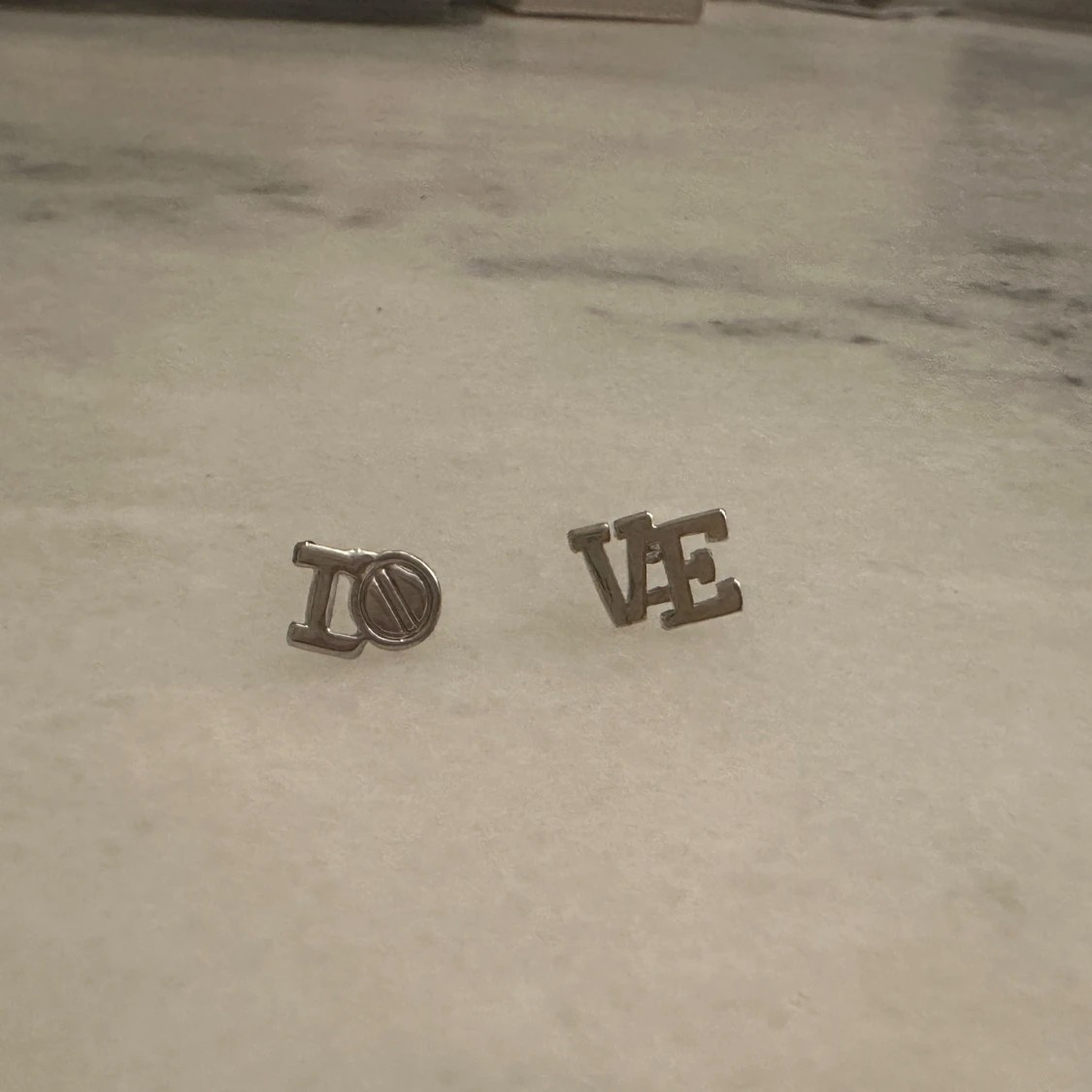 Silvriga örhängen LOVE