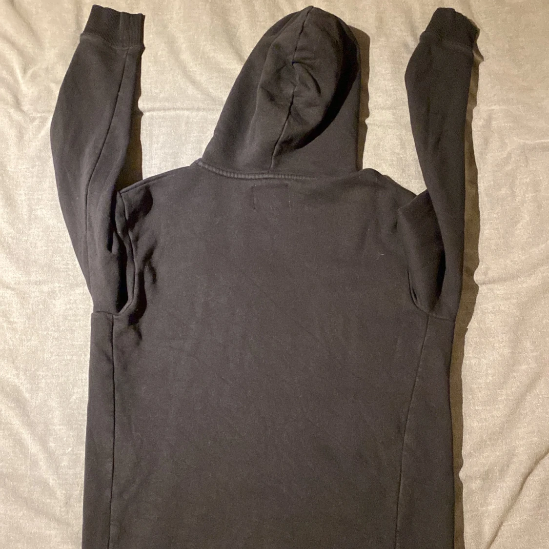 Svart hoodie från Les Deux - 1