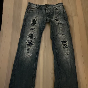 Lågmidjade Miss Sixty jeans! - Skitcoola Miss Sixty jeans med revor! Lågmidjade och vida, i bra skick. Skulle säga att de passar en xs/s, står stl 29. 