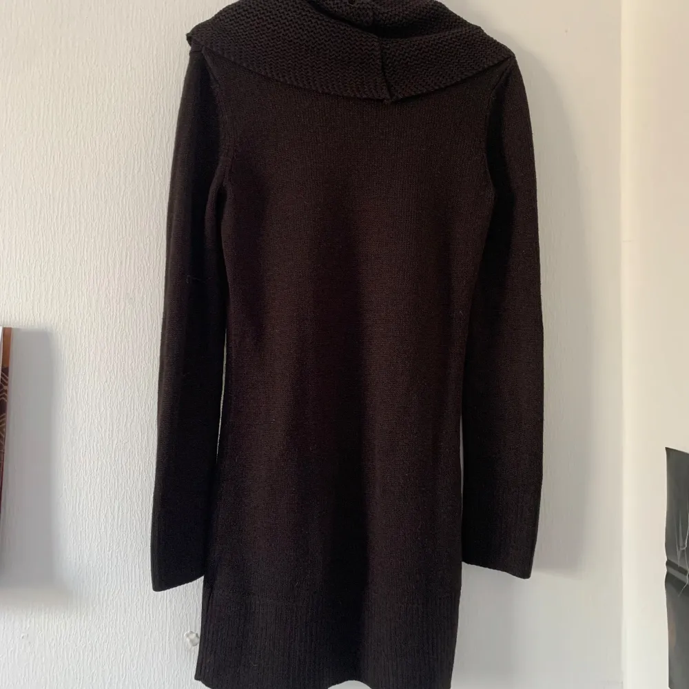 Säljer en svart stickad klänning från H&M med en mysig polokrage. Klänningen har långa ärmar och en enkel design som passar perfekt för kyligare dagar. Perfekt för att hålla sig varm och stilren.. Mekot.