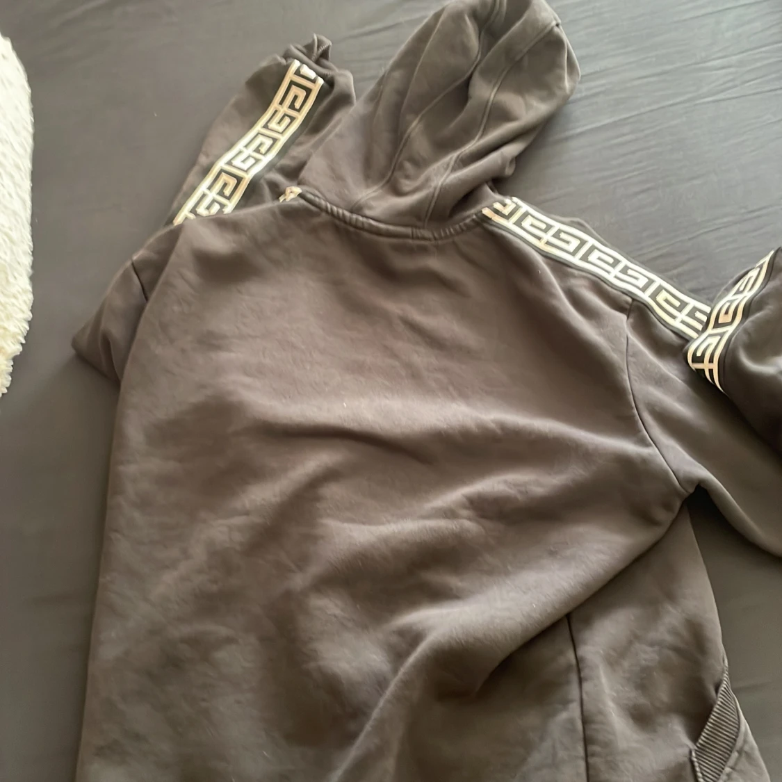 Grå hoodie från Glorious Gangsta - 2