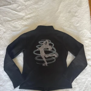Konståknings kofta  - Konståknings kofta köpt på teijasskateshop! Nypris 990kr köpt för flera år sedan, knappt använd! 