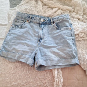 Ljusblå jeansshorts från LAB Industries - Säljer ett par ljusblå jeansshorts från LAB Industries. De har en klassisk femficksdesign och uppvikta benslut. Perfekta för en avslappnad stil under varma dagar. 🩳