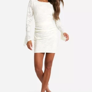 Vit klänning med öppen rygg - Vit klänning med öppen rygg, helt oanvänd med prislapp kvar☺️