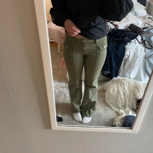 Gröna jeans från hm  - Gröna jeans från hm, storlek 40 men passar en M