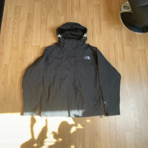 Svart The North Face Raintex Summit Series Jacka med Fleece - Säljer denna då den inte längre används. Fleecen har ett söndrigt fäste på vänster arm. Fleecen är reversibel. Pris går att diskutera.