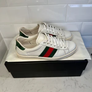 Gucci Ace skor  - Gucci Ace skor i mycket bra skick | Storlek 40,5 | Fråga om innermått vid osäkerhet | Ingår: Box och två dustbags | Hör av dig vi frågor eller funderingar!