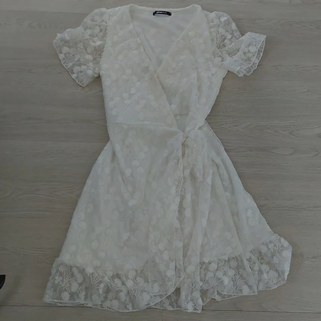 Vit spetsklänning med volangdetaljer - 1