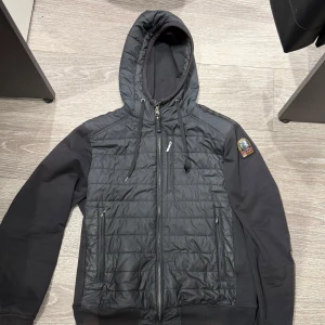 Para jumper cardigan - Säljer min svarta pj cardigan då jag behöver pengar, använd nu under våren så bara använd några veckor, köpt på plick men är äkta bara att kika upp qr koden. Skriv vid minsta fundering! Är öppen för byten och priset är ej hugget i sten! Stl L men passar M