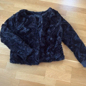 Päls jacka  - Fusk päls jacka från vero Moda, använd ett fåtal gånger🖤 super fint skick 