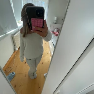 Vit fluffig tröja från Esmara - Säljer en supermjuk och fluffig vit tröja från Esmara. Perfekt för kyliga dagar med sin mysiga känsla. Tröjan har långa ärmar och en bekväm passform. Ett måste för garderoben! 🤍