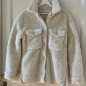 Beige teddyjacka med fickor - Mysig beige teddyjacka med två fickor och knäppning framtill säljer då den knappt kommit till användning🩷