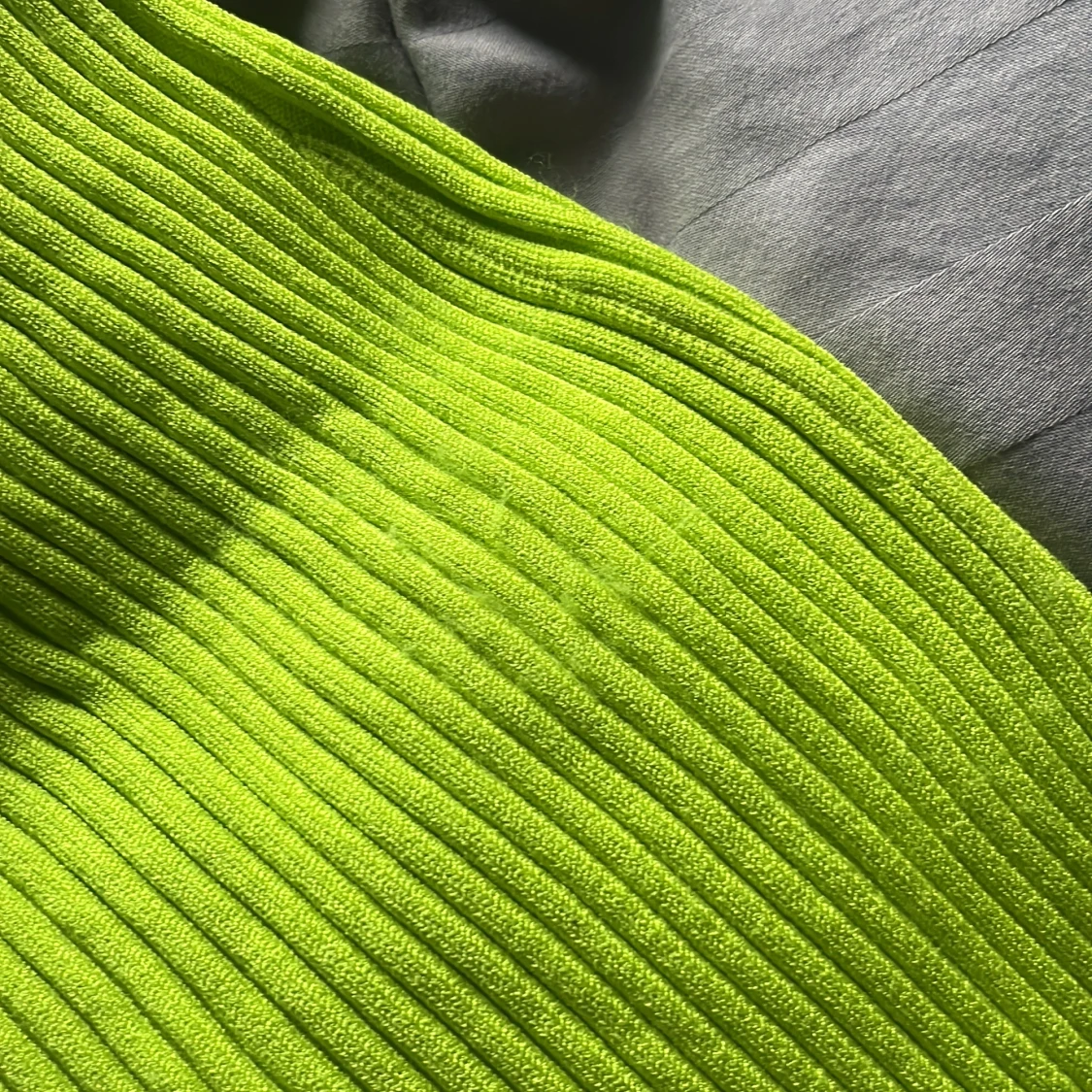 Neongrön ribbad klänning från Michael Kors - 4