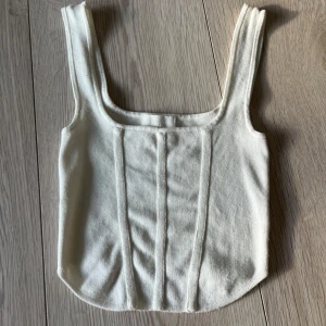 Vit ribbad linnetopp från H&M - Säljer en stilren vit ribbad linnetopp från H&M. Toppen har breda axelband och en fyrkantig urringning. Perfekt för en enkel och chic look. Passar bra till både jeans och kjol.🩷🩷