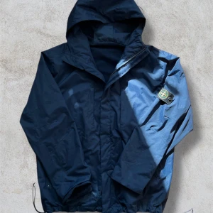 Stone island jacka  - En snygg varm jacka från Stone island i väldigt bra skick  Flis material på insidan   Köp den nu via köp nu funktionen innan någon hinner före💸  Postar alltid inom 24h📦  passar XL också säljer då den inte passade mig