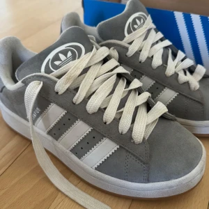 Grå Adidas Campus sneakers 37 1/3 - Säljer mina grå Adidas Campus sneakers. Storlek 37 1/3. Skornas skick är 9/10 har endast använd de 5 ggr.