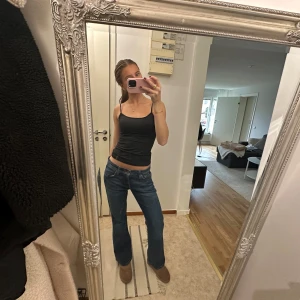 Blå jeans från Levi's - Säljer ett par snygga blå jeans från Levi's med bootcut-stil. De har en låg midja och har en riktigt snygg passform!🩷Kan tänka mig gå ner i pris för en snabbare affär🫶🏼