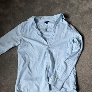 Ljusblå skjorta från Gant - Riktig soft skjorta. Storlek M. Perfekt för en snygg look. Mitt pris 229kr