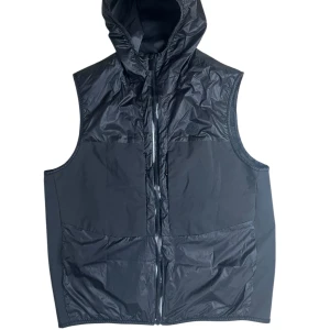 Moncler Heizo väst  - Moncler väst modell Heizo, storlek 4 motsvarar L/Xl. Skick 9/10 som ny. Pris 2990kr. Nypris 9800. Finns att köpa på Fashionels.com